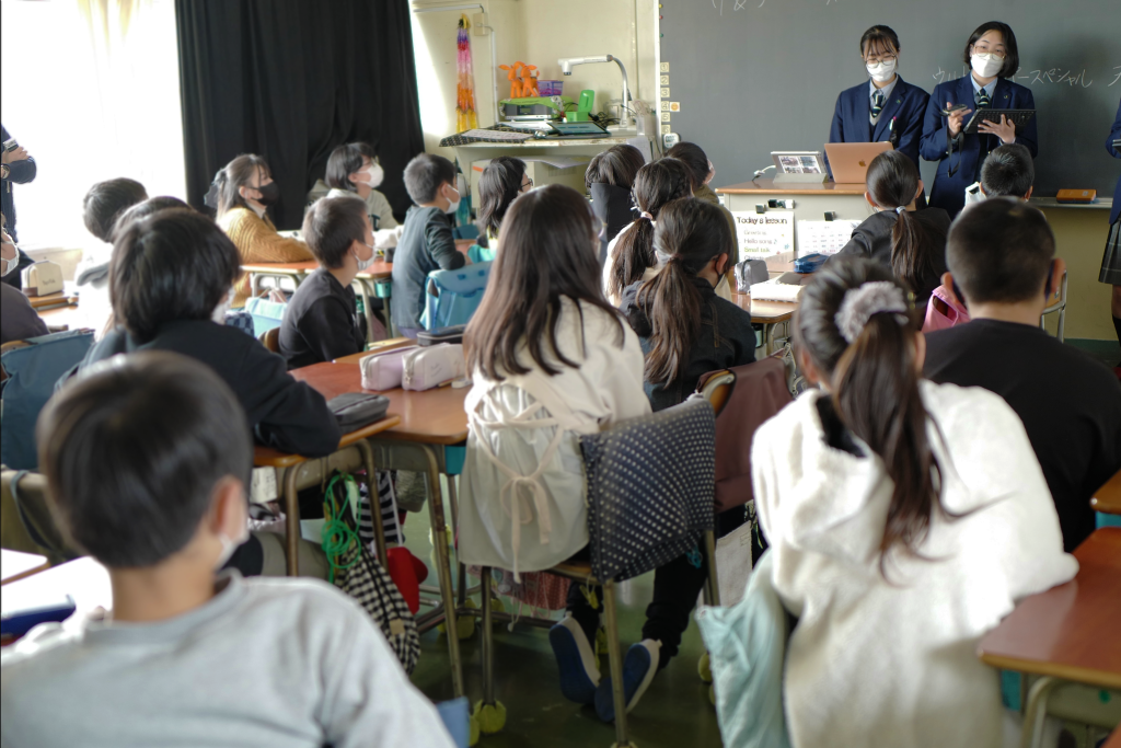 武蔵野大学高等学校の高校生が授業をしている様子。小学生たちが一生懸命聞いている。