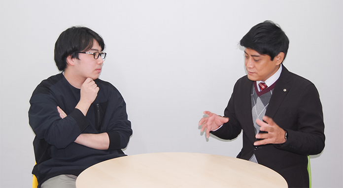 西岡壱誠と岩永先生の対談風景