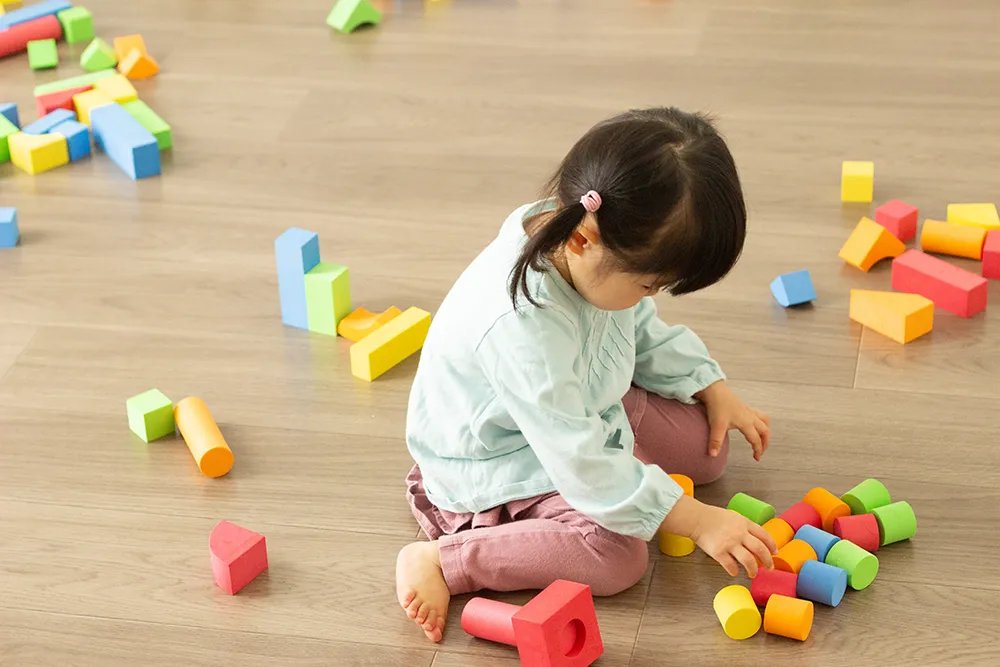 子供が一人で積み木遊びをしている様子