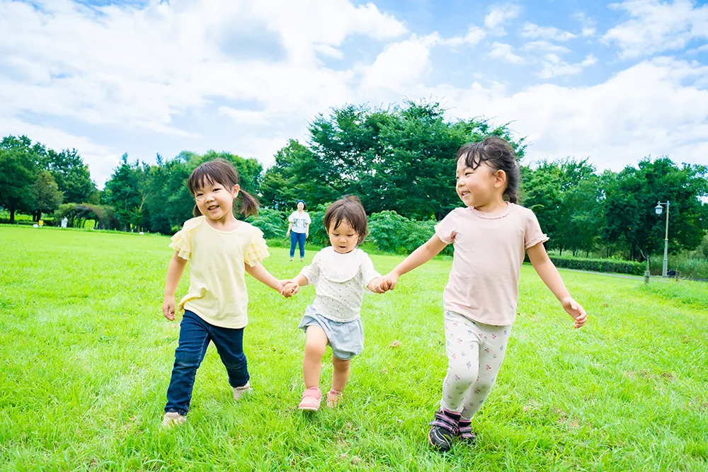 子供たちが広場で遊んでいる様子