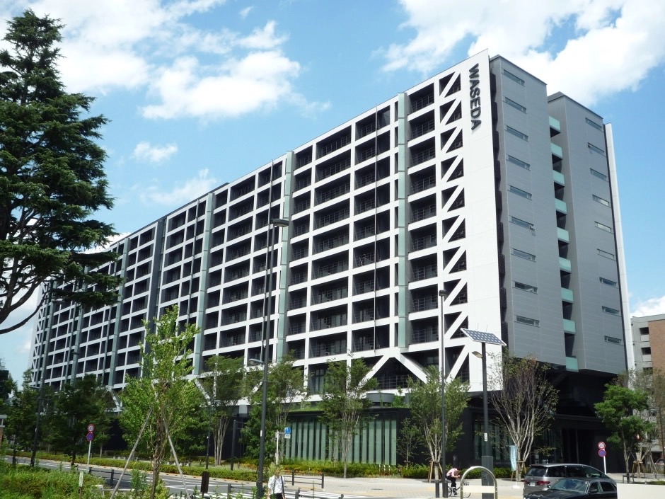 中野にそびえたつ早稲田大学国際学生寮の外観。WISH (Waseda International Student House)と呼ばれている。